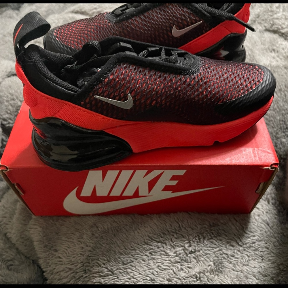 12c Airmax 270 Black, reflective silver and red